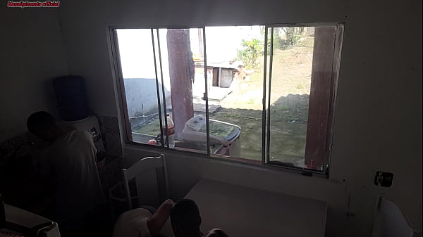 Image Corno com problema auditivo lava a lou&ccedil_a enquanto sua mulher faz sexo com neg&atilde_o escondido