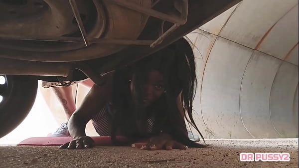 Image AFRICANA SEM CALCINHA TEM O CARRO AVARIADO E QUANDO SE BAIXA PARA VER O PROBLEMA &Eacute_ SURPREENDIDA POR DESCONHECIDO DE PAU DURO QUE A FODE NA SUA CONA QUENTE E SUCULENTA EM V&Aacute_RIAS POSI&Ccedil_&Otilde_ES SEM CAMISA