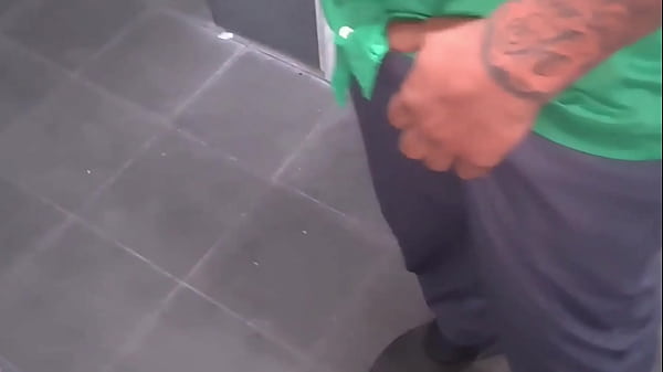 Image Peladas no posto de gasolina frentista n&atilde_o aguentou e meteu a rola na putinha