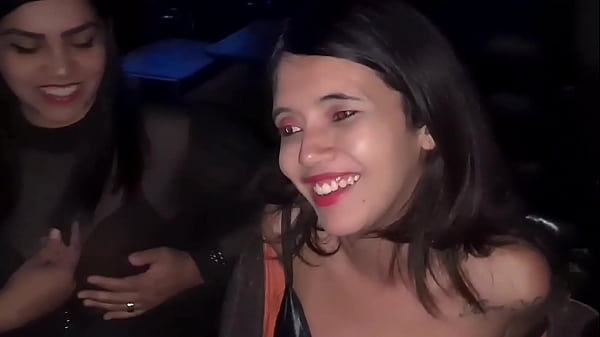 Image Baixinha, magrinha e novinha sentado e rebolando no pau na cabine do club de swing