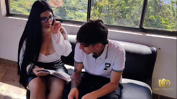 Image La profesora Antonella se folla a joven alumno para darle una leccion