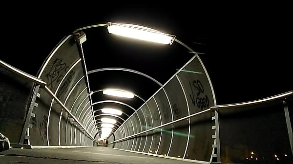 Image Desnudo en un puente iluminado