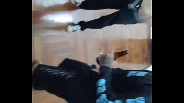 Image Chamamos os homens da festa para fazer uma fila de boquete.