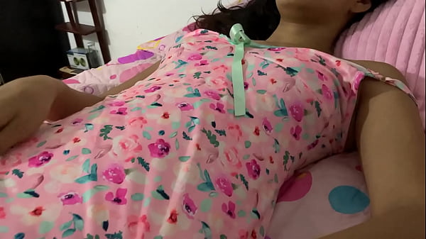 Image Sorprendo a mi compa&ntilde_era de cuarto masturb&aacute_ndose, me deja grabarla. Video casero real