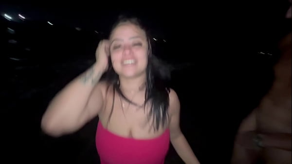 Image Eu e meus amigos botamos a putinha para dar para geral no arpoador de Copacabana