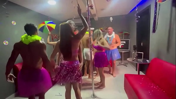 Image Me CHAMARAM pra uma (tal) SURUBA de CARNAVAL - Comi DUAS GOSTOSAS!