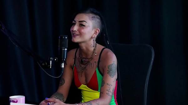 Image Come&ccedil_ou vendendo packs, desde cedo gostava de exibir o corpo, se identifica como Pansexual e quando teve que dominar... - Caroleta Roots & Bruna Carlos (SHEER/RED)