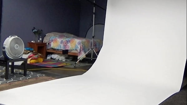 Image Gemma H poses for noodz