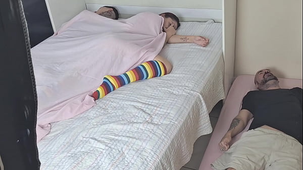 Image Tivemos que dividir o quarto com o padrasto do meu marido!