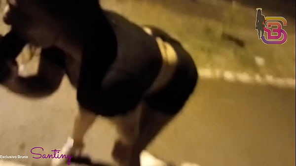 Image Esposa &eacute_ filmada mamando o roludo na pra&ccedil_a da cidade