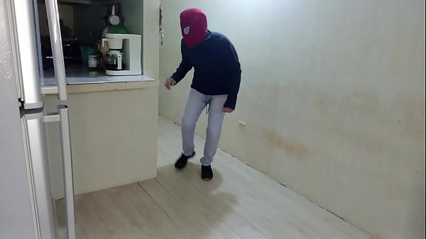 Image Gina coje a un ladron que intentaba robar en su casa