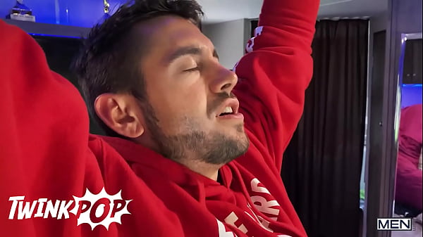 Image Sneaky Dante Colle Gets Extra Horny While His Boyfriend Nic Sahara Gives An Interview For A Job - TWINKPOP