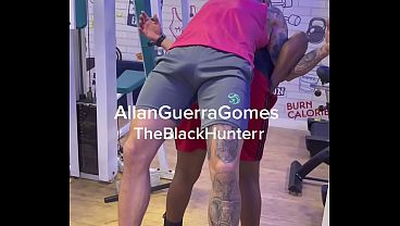 Image O lutador de MMA Allan guerra pegou o neg&atilde_o pra treinar e acabou em broderagem na sauna da academia