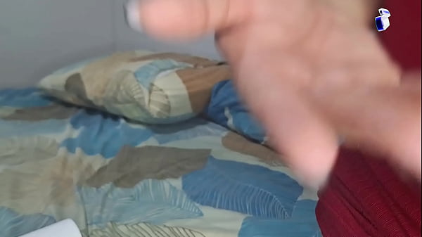 Image Dona de casa casada goza cavalgando em seu corno e &eacute_ interrompida quando tentam abrir a porta do seu quarto