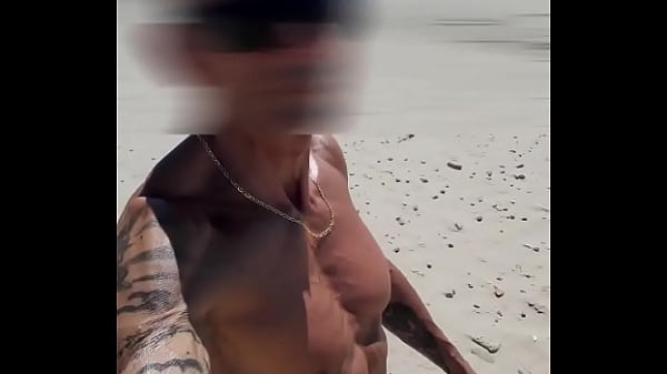 Image exhib et caresse de bite a poil sur la plage et dans les dunes,