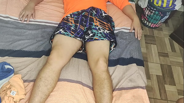 Image Me masturbo mientras mi hermanastro esta a lado m&iacute_o en la cama, real casero amateur.