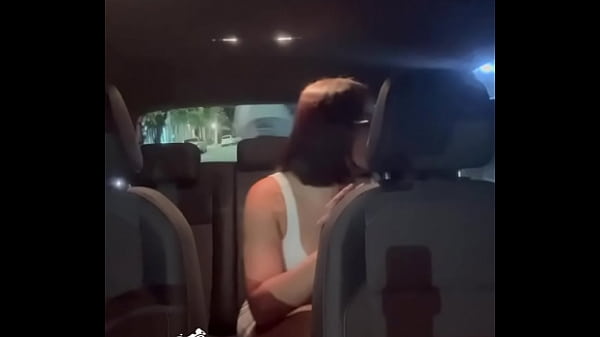 Image Novinha asi&aacute_tica pagou o Uber com sexo na rua
