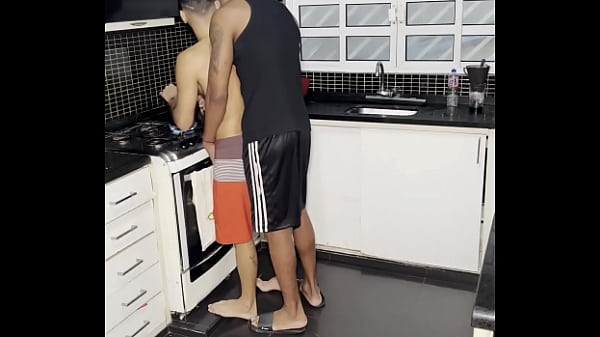 Image Vendedor de bala fode o cuzinho do amigo na cozinha enquanto sua mae est&aacute_ na igreja