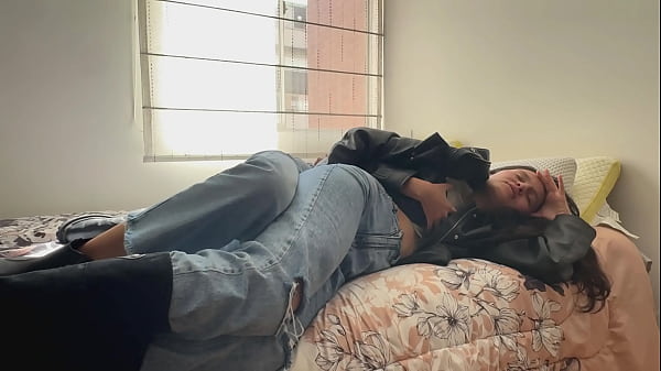 Image Dos lesbianas guarras follan con chaquetas y botas de cuero.