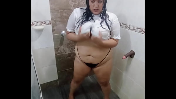 Image jugando en el ba&ntilde_o con la camiseta de mi hermanastro mientras me masturbo