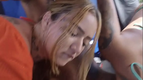 Image FIZ UMA PUTARIA NO CARRO COM MINHA AMIGA, CHAMEI TR&Ecirc_S MACHOS PIROCUDOS PRA FUDER A NOSSA BUCETINHA NO PELO