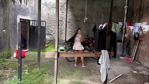 Image DIOS MIO publico estudiante se deja follar de su profesor cuando la pilla entrando la ropa por el patio trasero de su casa
