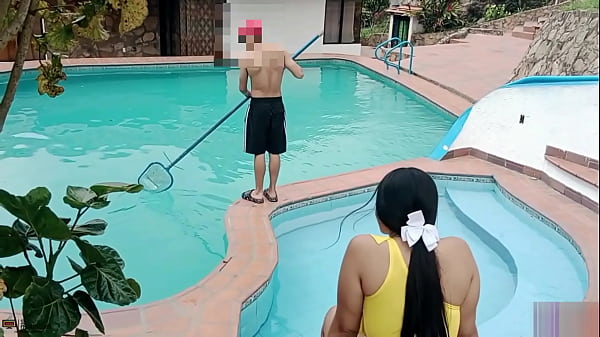 Image D&iacute_a de piscina, sexo en p&uacute_blico y creampie! La gran polla de mi hermanastro me destroza el co&ntilde_o en la piscina