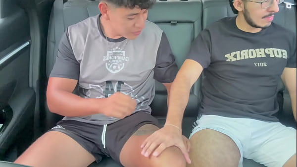 Image Despu&eacute_s del partido mi amigo se puso caliente y me toc&oacute_ darle placer a su pene hasta sentir su leche dentro de mi