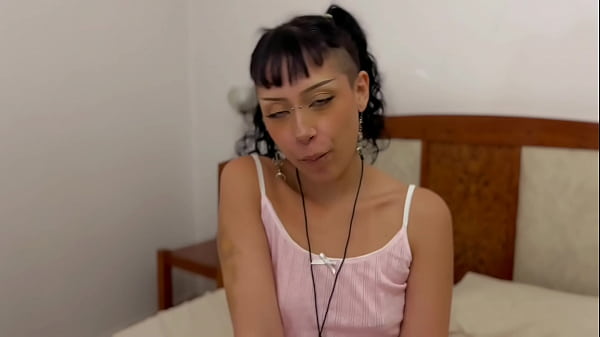 Image NERDZINHA DE 18 ANINHOS COM SUA BUCETONA SENTA E CHUPA COMO UMA VERDADEIRA PUTA, CARINHA DE VADIA GOSTOSA **completo no sheer e red**