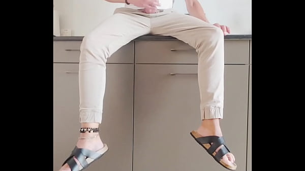 Image wichsen in birkenstock sandalen in der k&uuml_che