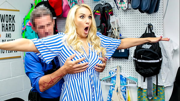Image Julia Robbie Wants to Leave the Store without Landing in Big Trouble - Liftermilf