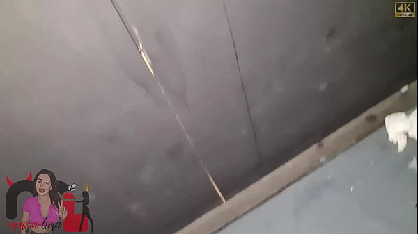 Image Chupando 2 paus grandes no gloryhole.