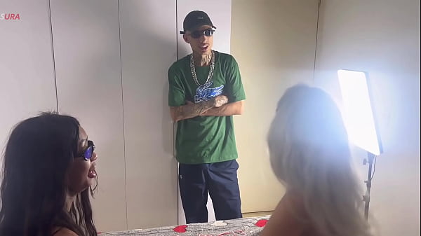 Image Mii Angels e Dut Su sendo comida com for&ccedil_a pelo primo