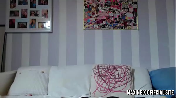 Image Maxine X Turns On That Fuck Machine When She's Vibing Her Clit!