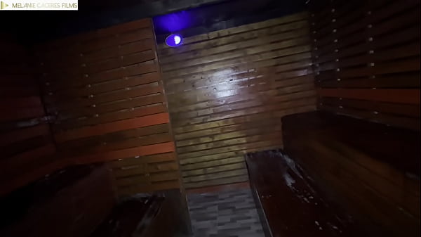 Image trio deicioso en un caliente sauna, dos colombianas seduciendo una polla