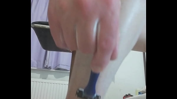 Image Naked and shaving legs
