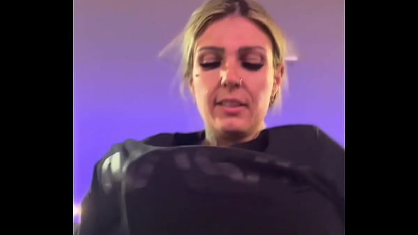 Image Na academia fiquei com muito calor tirei minha camisa fiquei de suti&atilde_ nossa fiquei com muito tes&atilde_o e calor escorri suor pela buceta