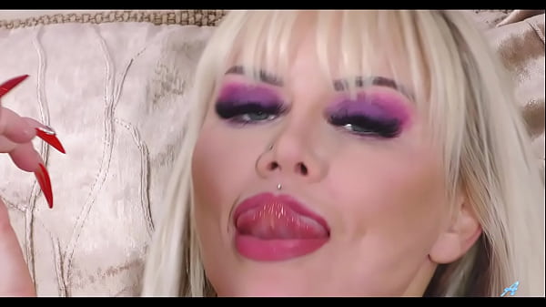 Image Hot british bimbo Emma Stone masturbating