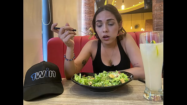 Image LA INVIT&Eacute_ A COMER ENSALADA PERO CON LA CONDICI&Oacute_N DE QUE USARA MI SALSA ESPECIAL