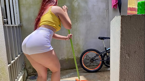 Image Essa empregada &eacute_ muito safada, a bunda dela &eacute_ uma del&iacute_cia, eu fico com muito tes&atilde_o