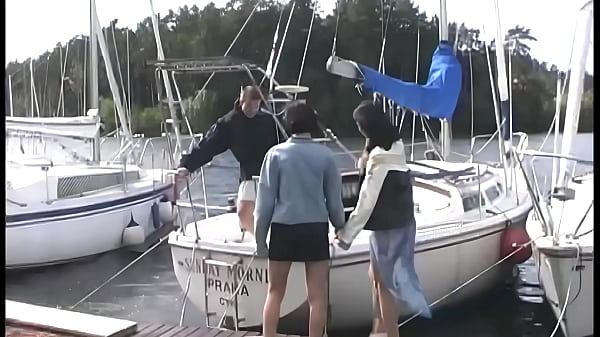 Image Threesome in boat