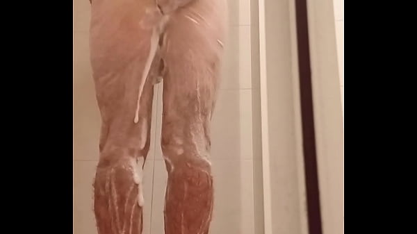 Image Homem filmado tomando banho no clube