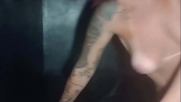Image Ela &eacute_ muito safada abandonou a festa s&oacute_ pra dar a buceta pro novinho no glory hole