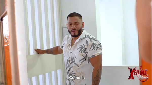 Image Joven se equivoca de puerta y es cortejado por MILF colombiana cachonda