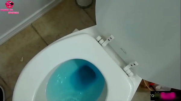 Image Hermanastra devora mi polla mientras mis padres no est&aacute_n en casa