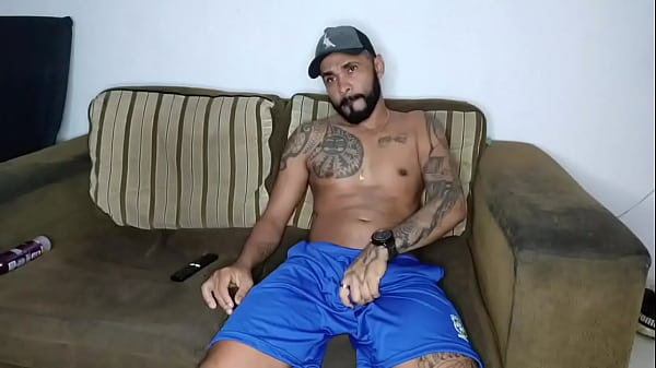 Image Neg&atilde_o descarregando seu pauz&atilde_o de 21, at&eacute_ gozar igual um cavalo no cio