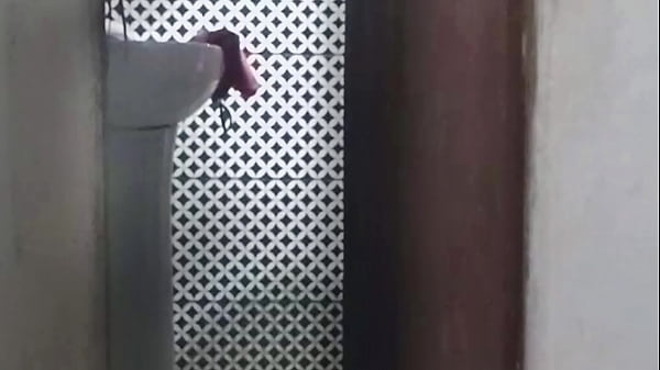 Image Bbw religiosa da bunda grande tomando no banho com a porta aberta