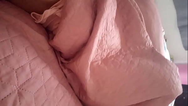 Image JOVENCITA COLEGIALA SE LEVANTA TENIENDO SUE&Ntilde_OS MOJADOS Y SE LEVANTA CACHONDA CON SU CO&Ntilde_O MOJADAS