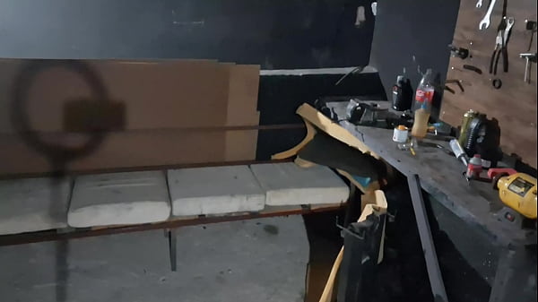 Image Levei meu carro ao mec&acirc_nico e acabou me fodendo e gozando na minha boca nos fundos da oficina