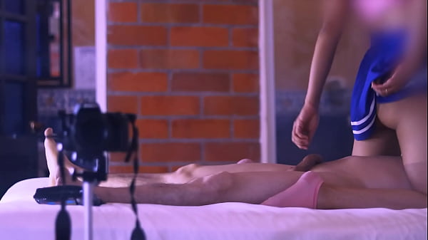 Image El estudiante y la madrastra intercambiaron caricias suaves en el sof&aacute_.